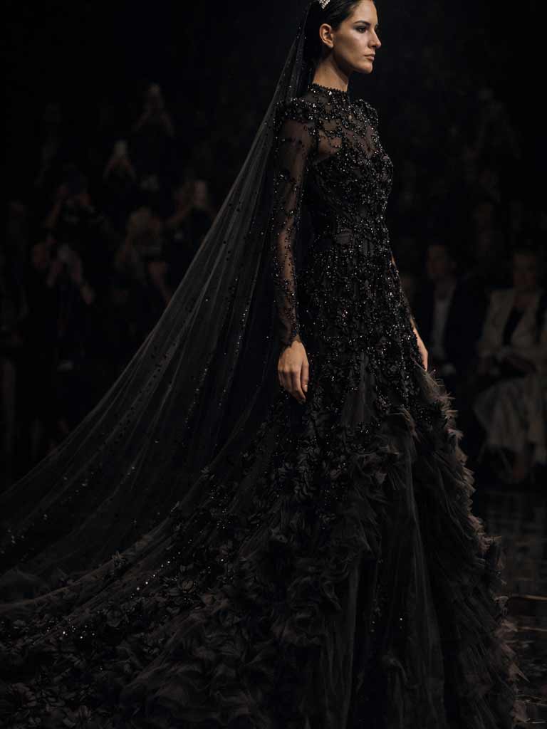 Dramatisches schwarzes Brautkleid mit langem Cape auf einem Runway – exklusive schwarze Brautkleider in der Schweiz von Lafanta.