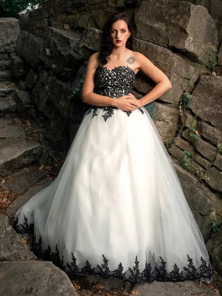 Schwarz-weißes Brautkleid mit Spitze – LAFANTA Zürich